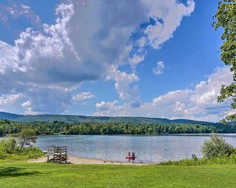 Stockbridge Home Walk to Town Beach! - Stockbridge - Outdoor view