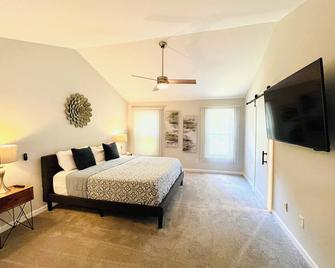 Cozy home with AC and WiFi in beautiful Flowery Branch - Flowery Branch - Bedroom