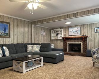 Nana’s Charming 4-bedroom cottage in serene Belhaven close to all amenities. - Belhaven - Living room