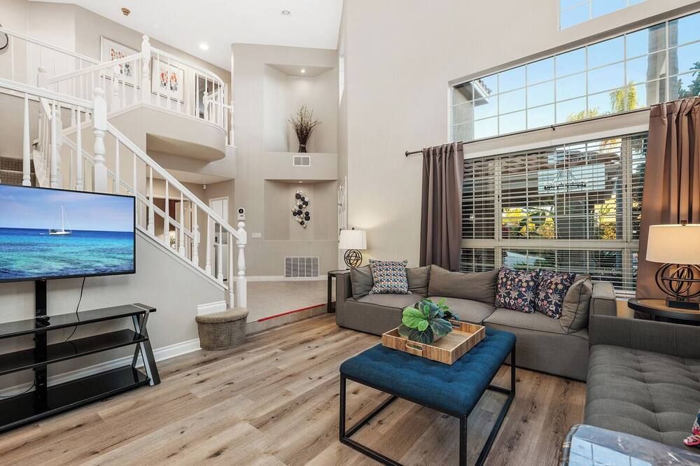 Spacious Canyon-View Retreat - Serene, Family-Friendly, Pool, Sauna & Game Room - سان دييغو - غرفة معيشة