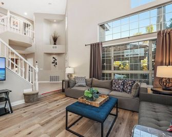 Spacious Canyon-View Retreat - Serene, Family-Friendly, Pool, Sauna & Game Room - San Diego - Sala de estar
