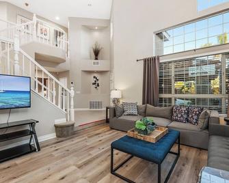 Spacious Canyon-View Retreat - Serene, Family-Friendly, Pool, Sauna & Game Room - סן דייגו - סלון