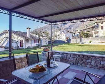 Villa Marsica F: A modern and graceful studio apartment immersed in a splendid landscape, in the heart of a wonderful little town, with Free WI-FI. - Miane - Patio