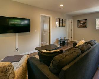 Central Coast Cottage! Newly Remodeled 2 Bedrooms 1 bath - Nipomo - Living room