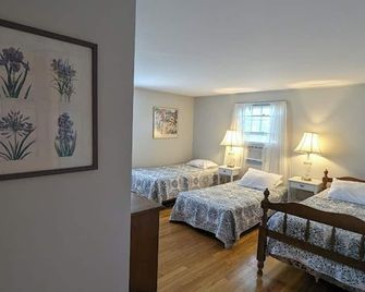 2 Bedroom, 2 Bath, 1100 sqft, sun porch, eat in kitchen, Washer/Dryer, Gas Grill - Dennis - Bedroom