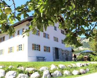 Historic farmhouse for exclusive use by up to 8 people 4 bedrooms 2 bathrooms - Berwang - Edificio
