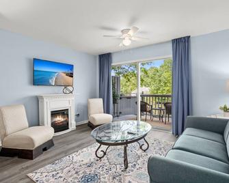 Condo overlooking Pond - North Charleston - Living room