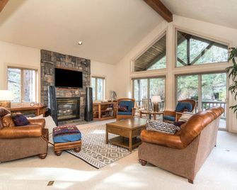 21 Quelah Lane Adventure Lodge - 4br/3.5ba, 2 Master Suites, A/C, Bikes, & Sharc - La Pine - Sala de estar