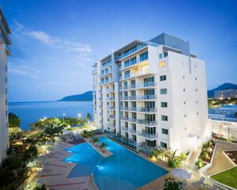 Mantra Trilogy Cairns - קיירנס - בניין