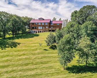 The Gathering Lodge is a relaxing, private log house with a stunning view. - Fergus Falls - Gebäude