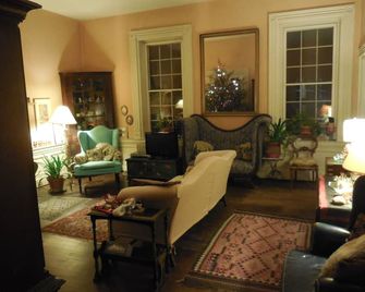 Private suite in historic Rockbridge County home, minutes from Lex., W&L & VMI. - Buena Vista - Living room