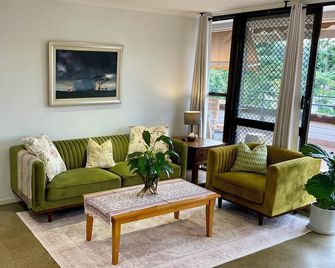 Top Floor Apartment overlooking UQ with AC in Saint Lucia - St Lucia - Living room