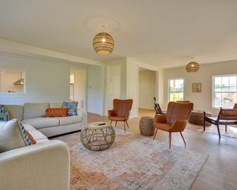 Timeless Hillsville Farmhouse Blue Ridge - Hillsville - Living room