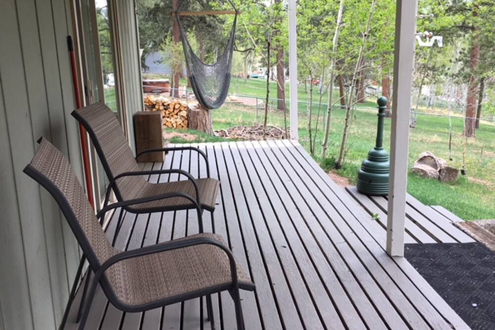 Furnished Bedroom in our Home with Queen bed - Shared Bath - Woodland Park - Balcony