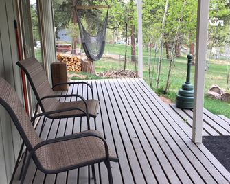Furnished Bedroom in our Home with Queen bed - Shared Bath - Woodland Park - Balcony