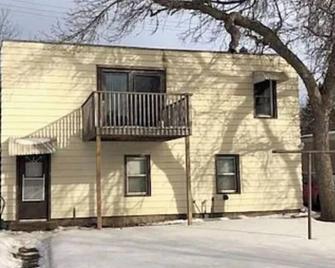 Clean, Charming, Cozy Apartment located in town - Hibbing - Edificio