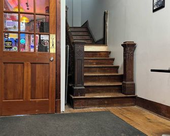 2 Comfortable Queen Beds, Hot Shower & an affordable price! - Blanchardville - Stairs