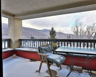 Mountain Views at Mt Green 2BR-2BA, Shuttle, Ski Rental Deals, Pool, Hot Tub and More! - Killington - Balcón