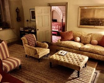 Sleep where Washington slept, now with modern conveniences - Stone Ridge - Living room