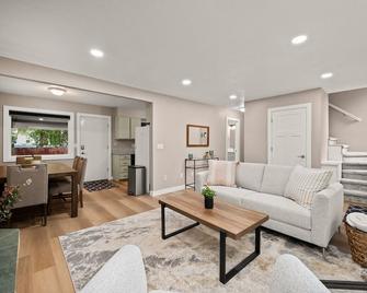 Cozy Remodeled Home Umed District - Anchorage - Olohuone