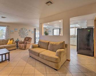 1 Mi to Lake Havasu Home with Pool - Lake Havasu City - Stue