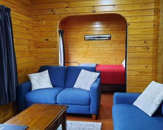 Central Chalets Ltd - Alexandra - Obývací pokoj