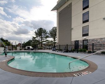 Holiday Inn Express & Suites Jackson Downtown - Coliseum By IHG - ג'קסון - בריכה