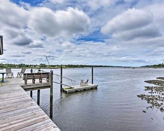 Secluded Riverfront Home with Dock Under Mossy Oaks - Fernandina Beach - Dış görünüm