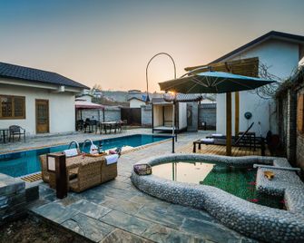 Scenery Retreats Taibai Mountain Hot Spring Villa Resort - Baoji - Piscina