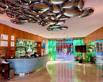 Hotel Jardines de Uleta Suites - Vitoria-Gasteiz - Resepsiyon