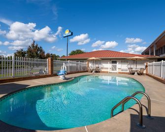 Days Inn by Wyndham Augusta Wheeler Road - Augusta - Havuz