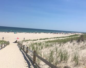 Brant Beach - One House Off Ocean - Beach Haven - Strand