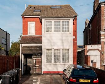 Uksas Stunning one bedroom Flat Free Parking - London - Building