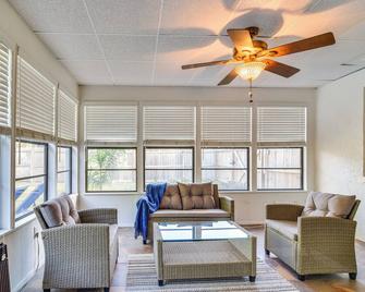 Coastal Getaway in Seminole Less Than 3 Mi to Beach! - Seminole - Living room