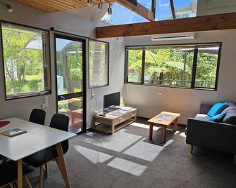 Beautiful Apartment Surrounded by Native Bush - Picton - Living room