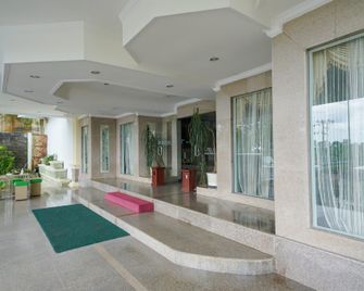 Urbanview by Millenium Hotel - Пангкалпінанг - Лоббі