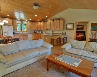 Namakagon Landing Condo - Cable - Living room