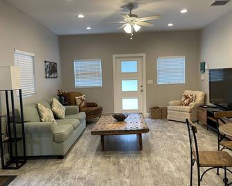 Whispering Pines Guest House - Naples - Sala de estar