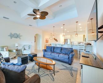 Chic Naples Retreat w/ Private Heated Pool & Lanai - Naples - Living room