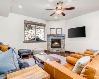 Ski Getaway Near the Slopes & Town W/ Patio, Mtn Views, Fireplace, & Fast WiFi - Kamas - Living room