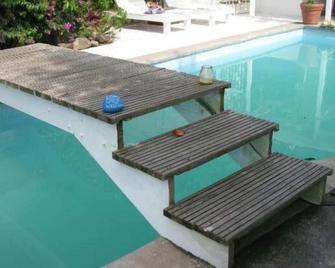 El Momo Cottages - Windward Side - Piscina