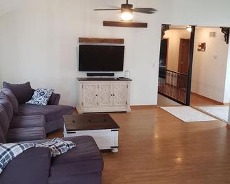 Spacious 4 bedroom3 bathroom home Great for Families or Co-workers sharing space - Bourbonnais - Obývací pokoj
