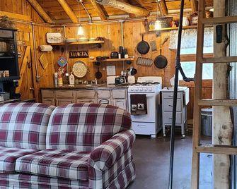 Wood Haven Lodge. Secluded, cozy log cabin in Northern Michigan. - South Boardman - Living room