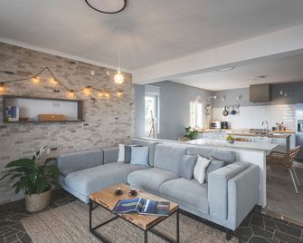 The Island Place - בול - סלון