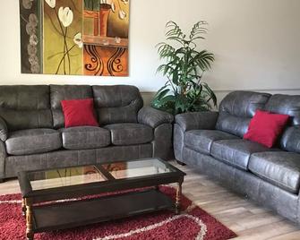 Myrtlewood by Monarch Rentals - Myrtle Beach - Living room