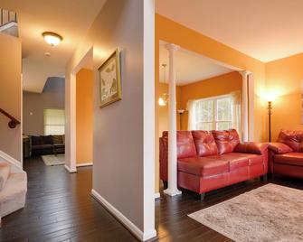 4 Mi to Gunpowder Falls State Park Family Home - Nottingham - Living room