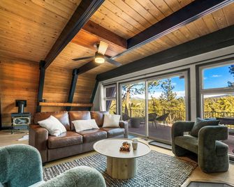 Brand New! A-Frame, Hot Tub, Game Room, Cozy Cabin - Cripple Creek - Living room