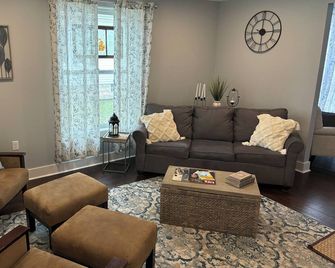 Close to Downtown and Beaches - Manistee - Living room