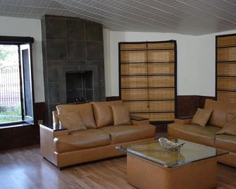 The Snow flake Guest House in Murree - Bhurban - Living room