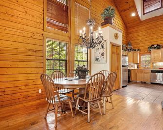 Cozy Fireplace and Screened Balcony Escape - Charming Log Cabin - Branson - Dining room